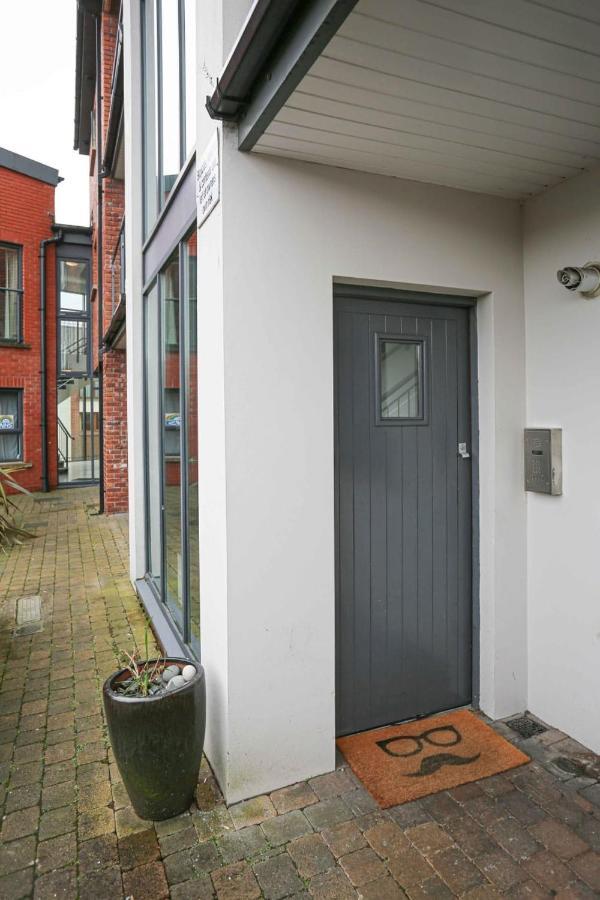 Funky City Apartment - Secure Parking - Wifi - Sleeps 6 - No Parties Belfast Esterno foto