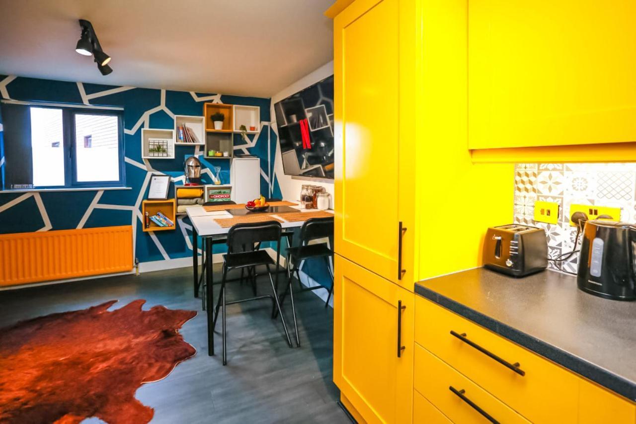 Funky City Apartment - Secure Parking - Wifi - Sleeps 6 - No Parties Belfast Esterno foto