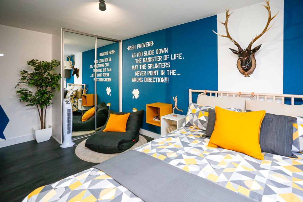 Funky City Apartment - Secure Parking - Wifi - Sleeps 6 - No Parties Belfast Esterno foto