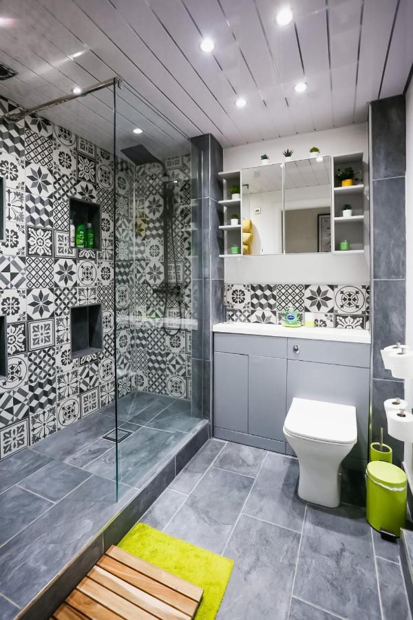 Funky City Apartment - Secure Parking - Wifi - Sleeps 6 - No Parties Belfast Esterno foto