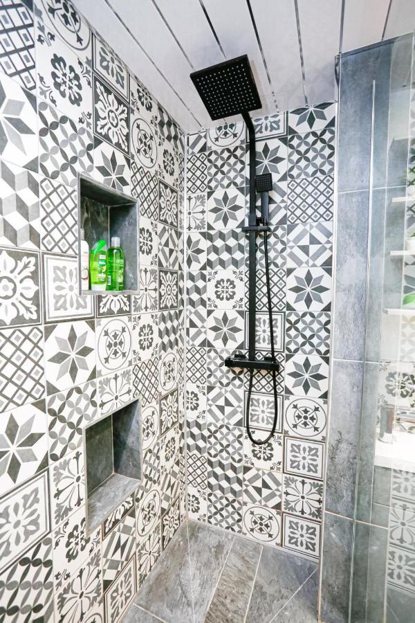 Funky City Apartment - Secure Parking - Wifi - Sleeps 6 - No Parties Belfast Esterno foto