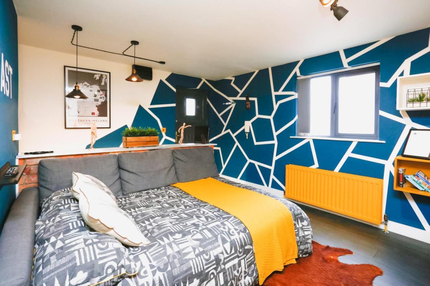 Funky City Apartment - Secure Parking - Wifi - Sleeps 6 - No Parties Belfast Esterno foto
