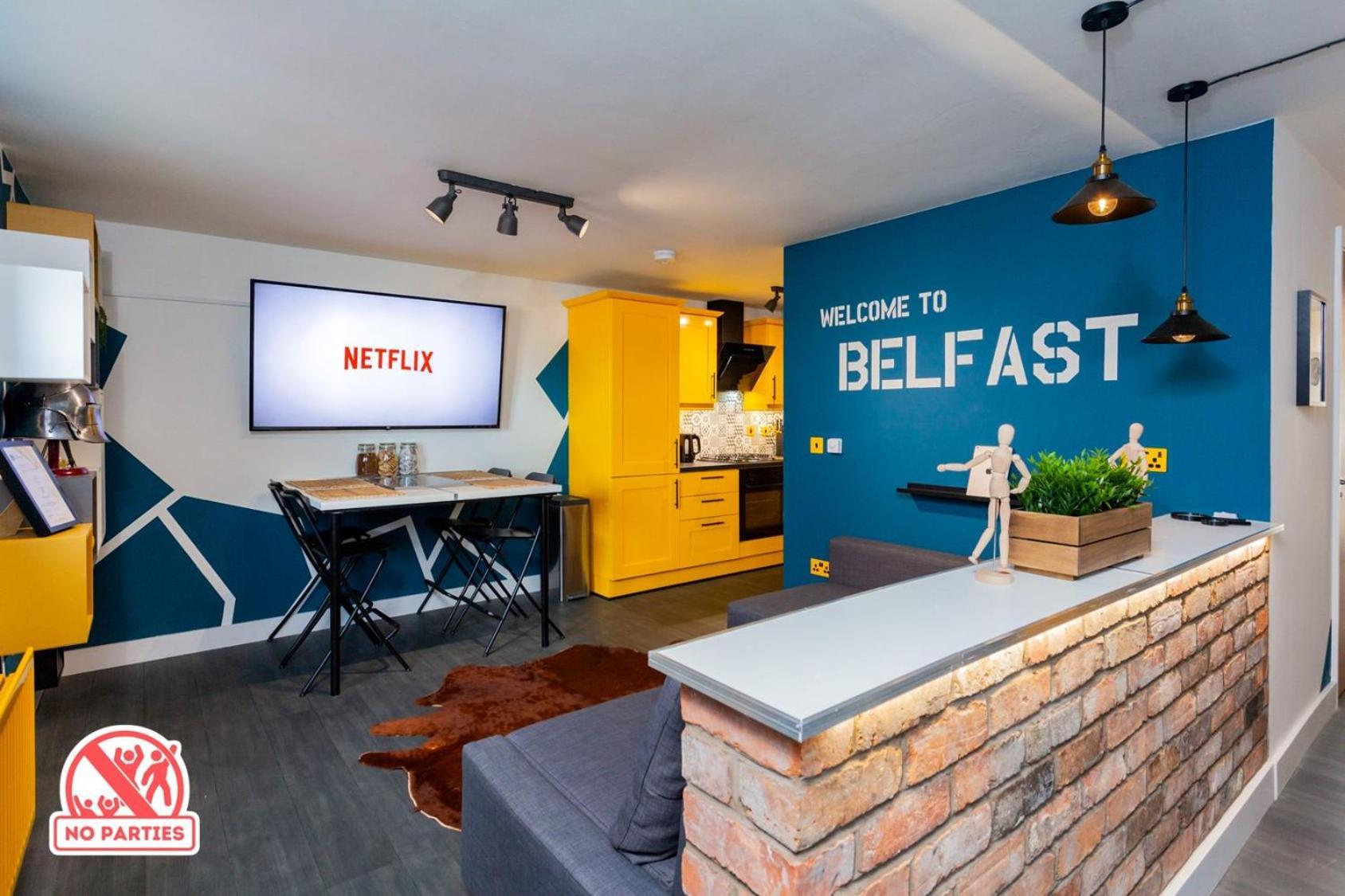 Funky City Apartment - Secure Parking - Wifi - Sleeps 6 - No Parties Belfast Esterno foto