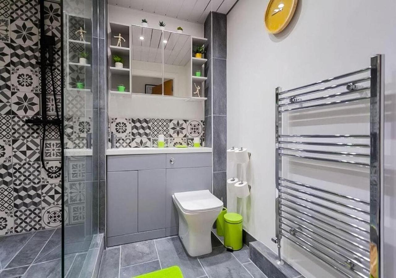 Funky City Apartment - Secure Parking - Wifi - Sleeps 6 - No Parties Belfast Esterno foto