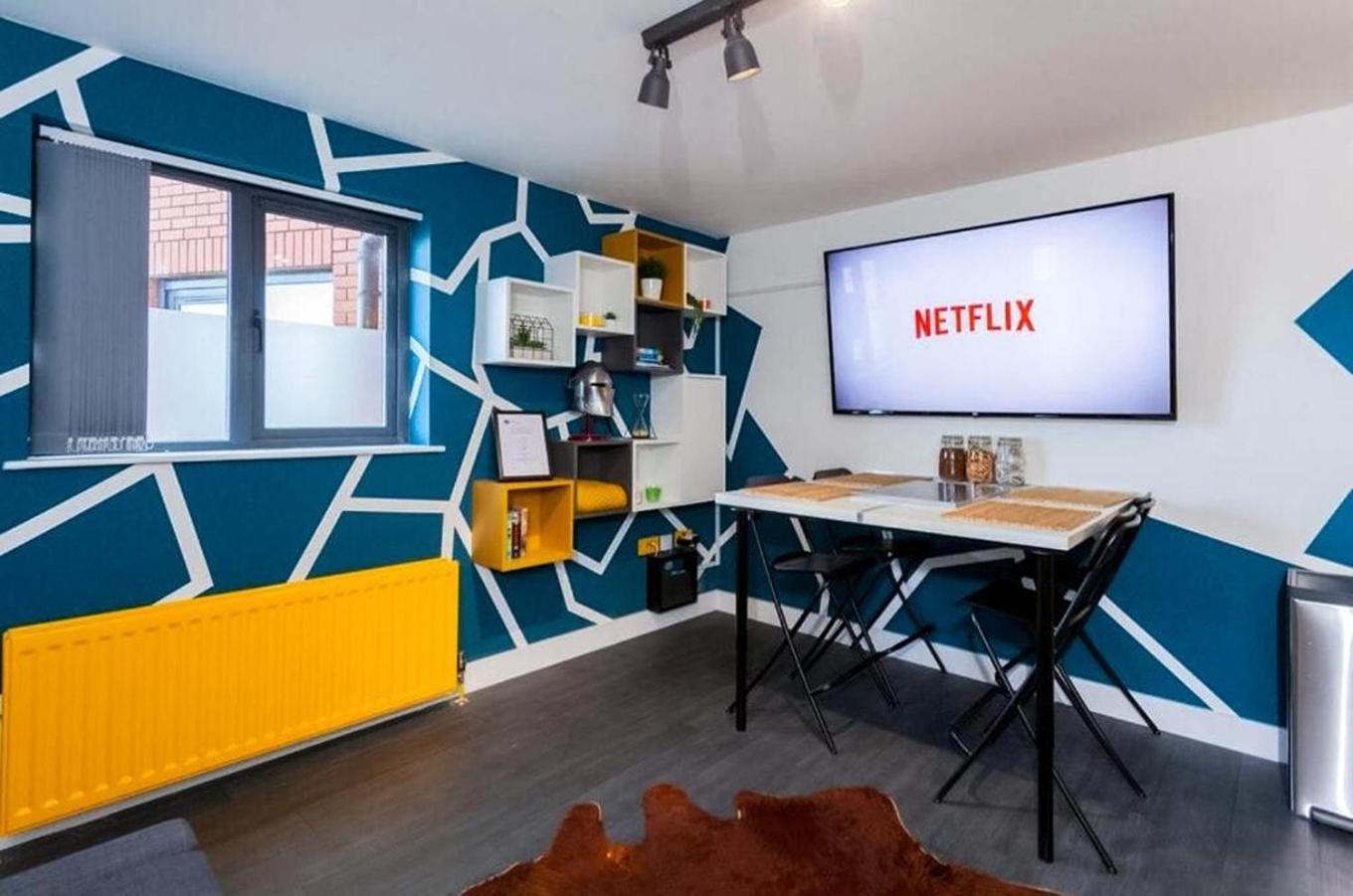 Funky City Apartment - Secure Parking - Wifi - Sleeps 6 - No Parties Belfast Esterno foto