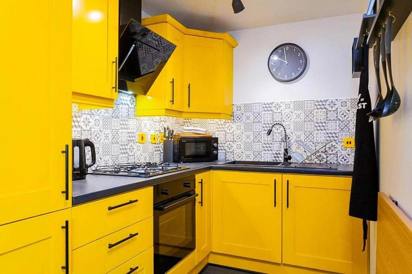 Funky City Apartment - Secure Parking - Wifi - Sleeps 6 - No Parties Belfast Esterno foto